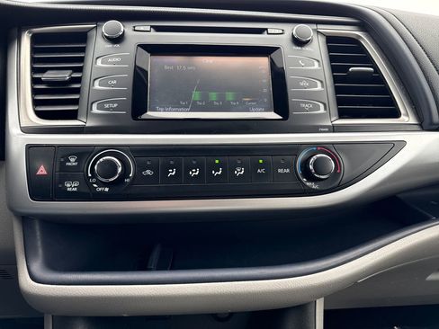 Used 2015 Toyota Highlander LE image 19