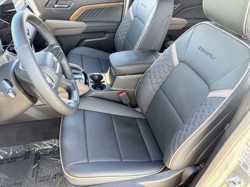 Used 2024 GMC Canyon Denali image 6