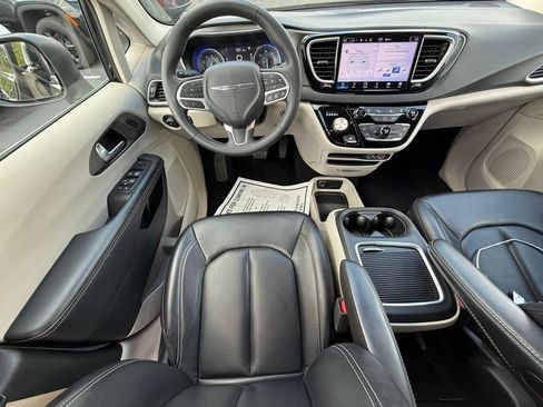 Certified 2023 Chrysler Pacifica Touring-L FWD image 2