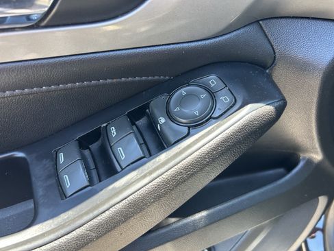 Used 2023 Chevrolet Traverse LT FWD image 16