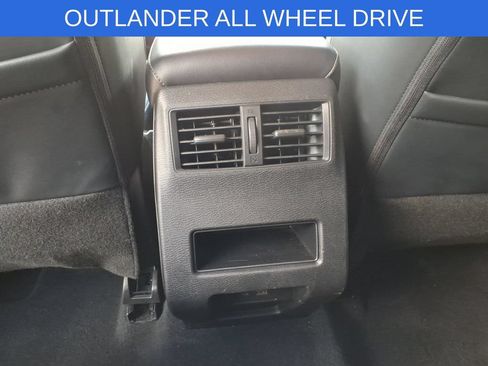 Used 2024 Mitsubishi Outlander AWD image 10