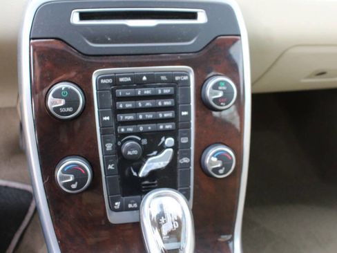 Used 2013 Volvo XC70 3.2 image 13