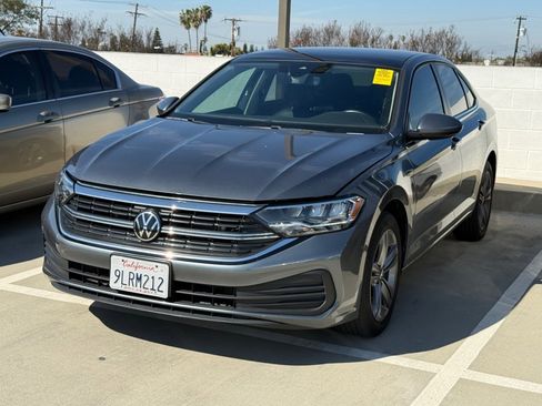 Used 2024 Volkswagen Jetta SE w/ Panoramic Sunroof Package image 4
