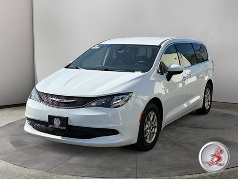 Used 2022 Chrysler Voyager LX FWD image 3
