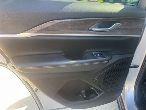 Used 2024 Jeep Grand Cherokee Limited w/ Black Appearance Package image 41