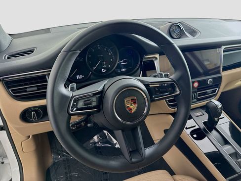 Used 2025 Porsche Macan image 12