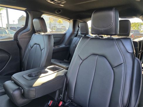 New 2026 Chrysler Pacifica Select image 9