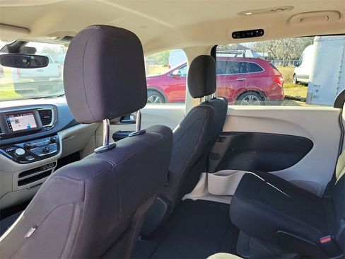 Used 2023 Chrysler Voyager LX image 29