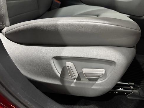 Used 2020 Toyota Highlander XLE image 42