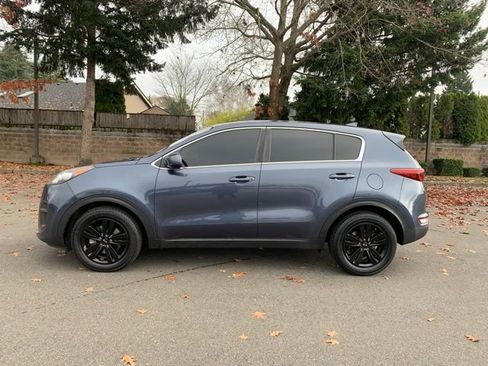 Used 2018 Kia Sportage LX image 2