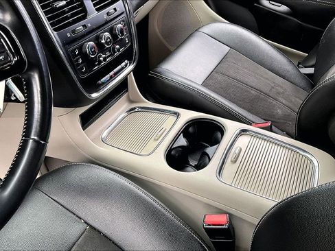 Used 2019 Dodge Grand Caravan SXT image 13