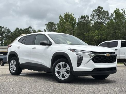 Used 2025 Chevrolet Trax LS FWD image 3