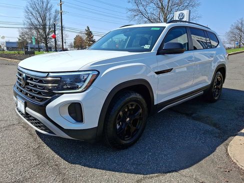 Used 2025 Volkswagen Atlas Peak Edition SE AWD/4WD image 3