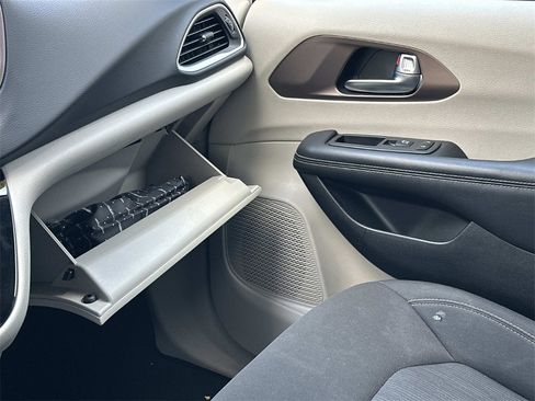 Used 2023 Chrysler Voyager LX image 25