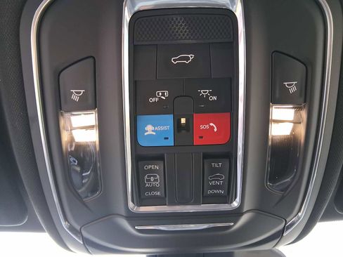 Used 2023 Jeep Grand Cherokee Altitude image 12