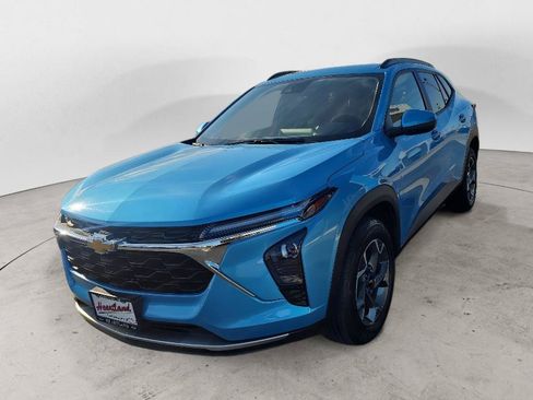 Used 2025 Chevrolet Trax LT FWD image 7