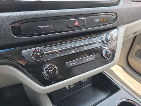 Used 2019 Kia Sedona LX FWD image 18
