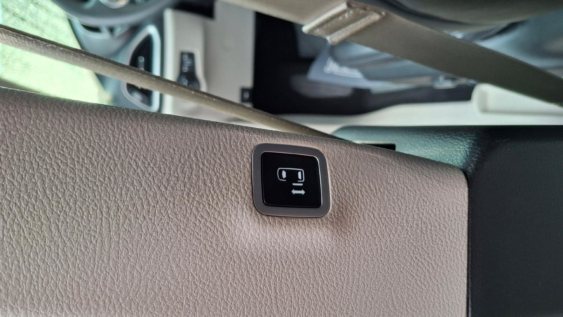 Used 2023 Chrysler Pacifica Touring-L FWD image 9