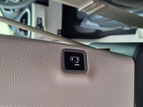 Used 2023 Chrysler Pacifica Touring-L FWD image 9