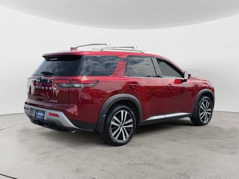 Used 2024 Nissan Pathfinder Platinum FWD image 3
