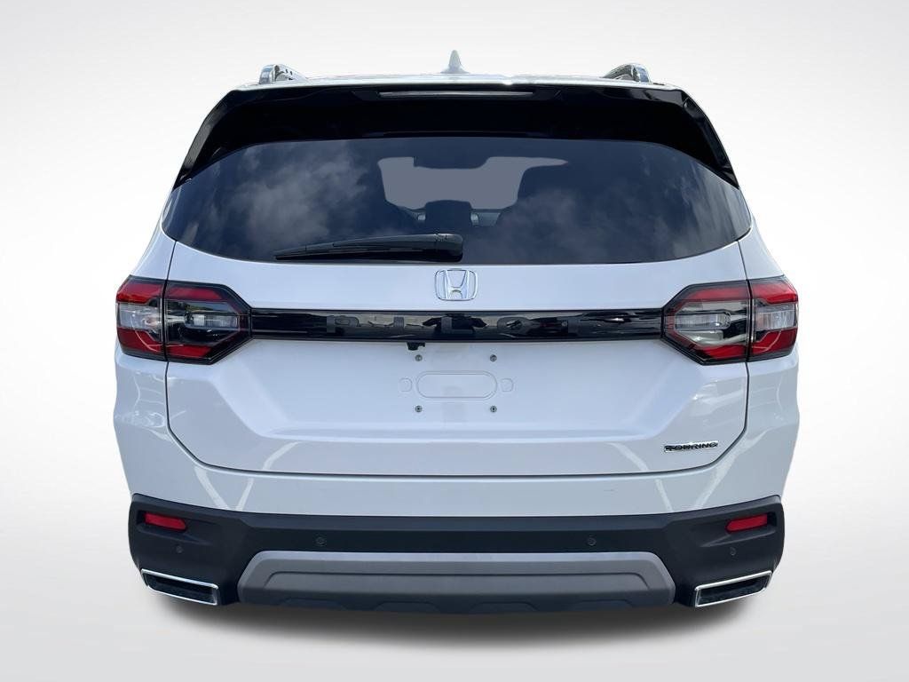 Used 2025 Honda Pilot Touring image 4