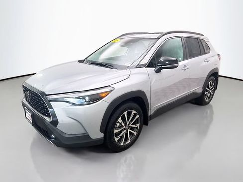Used 2025 Toyota Corolla Cross XLE w/ Convenience Package FWD image 3