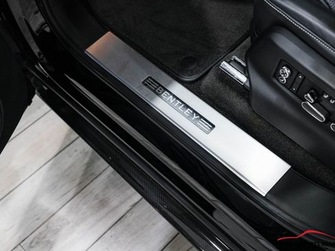 Used 2018 Bentley Bentayga image 44