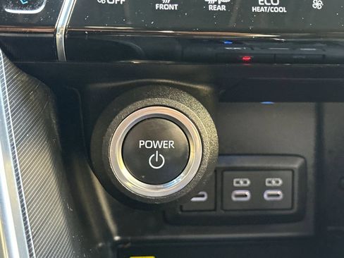 Used 2023 Toyota Venza Limited image 34