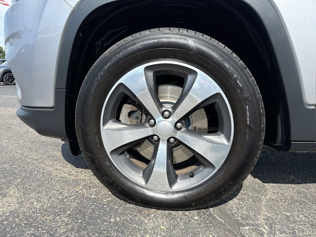 Used 2019 Jeep Cherokee Limited AWD/4WD image 10