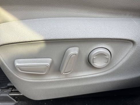 Used 2021 Toyota Highlander XLE image 12