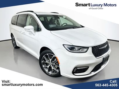 Used 2022 Chrysler Pacifica Touring-L w/ Uconnect Theater Family Group