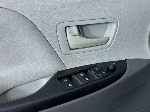 Used 2020 Toyota Sienna L image 15