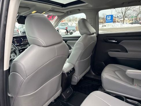 Used 2023 Toyota Highlander L image 20