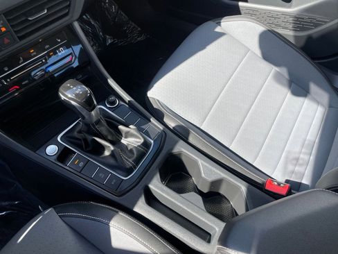 Used 2025 Volkswagen Jetta SE image 41