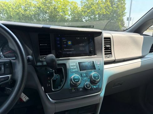 Used 2016 Toyota Sienna LE FWD image 14
