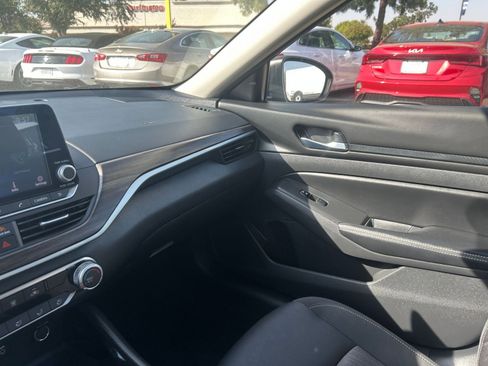 Used 2024 Nissan Altima 2.5 SV image 33