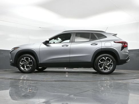 Used 2025 Chevrolet Trax LT FWD image 44