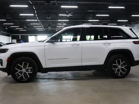 Used 2025 Jeep Grand Cherokee Limited image 2