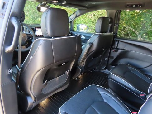 Used 2022 Chrysler Pacifica Limited w/ S Appearance Package image 35