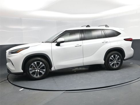 Used 2022 Toyota Highlander XLE image 3