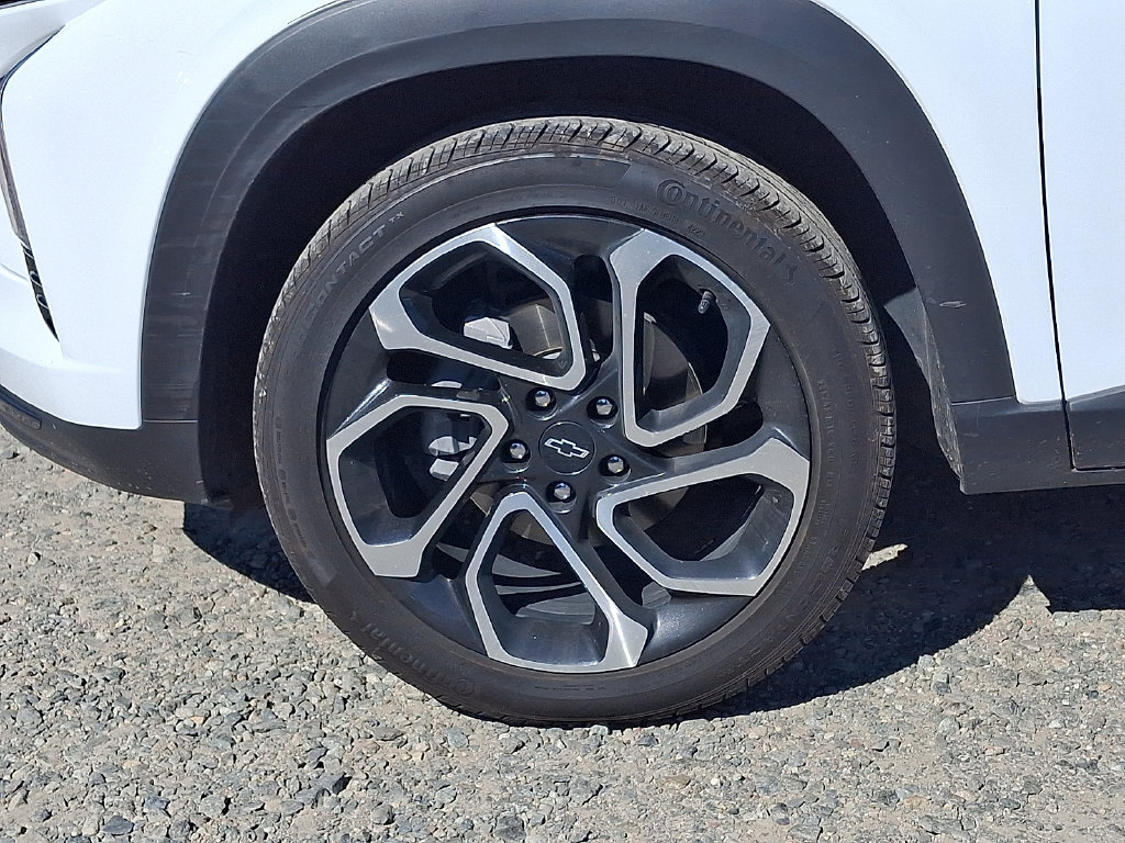 Used 2024 Chevrolet Trax RS w/ Sunroof Package FWD image 32