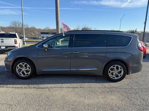 Used 2022 Chrysler Pacifica Limited image 8