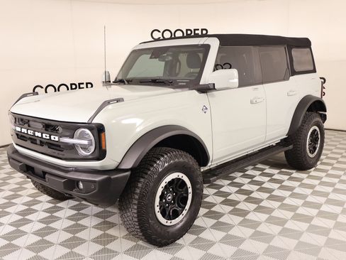 Used 2023 Ford Bronco Outer Banks w/ Sasquatch Package AWD/4WD image 11