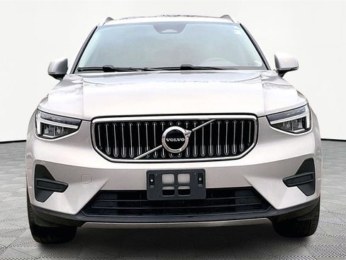 Used 2024 Volvo XC40 B5 Core image 3