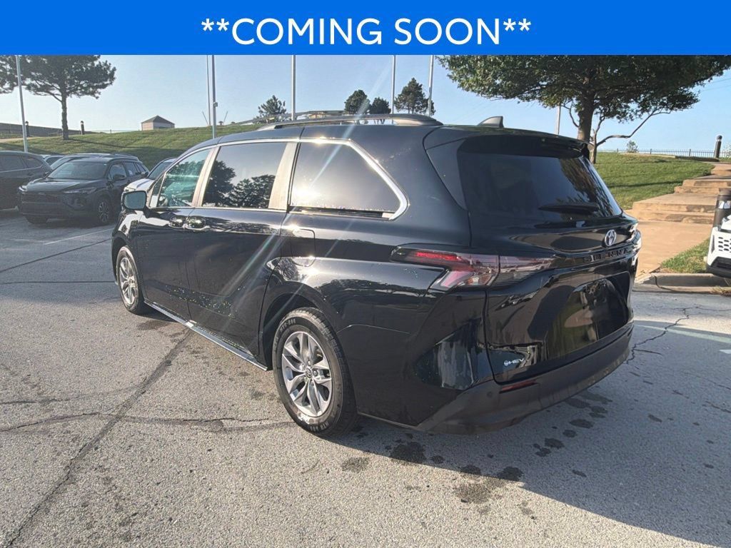 Used 2025 Toyota Sienna XLE FWD image 9
