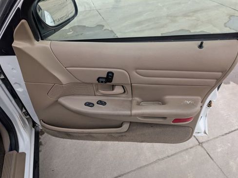 Used 2002 Ford Crown Victoria LX image 26