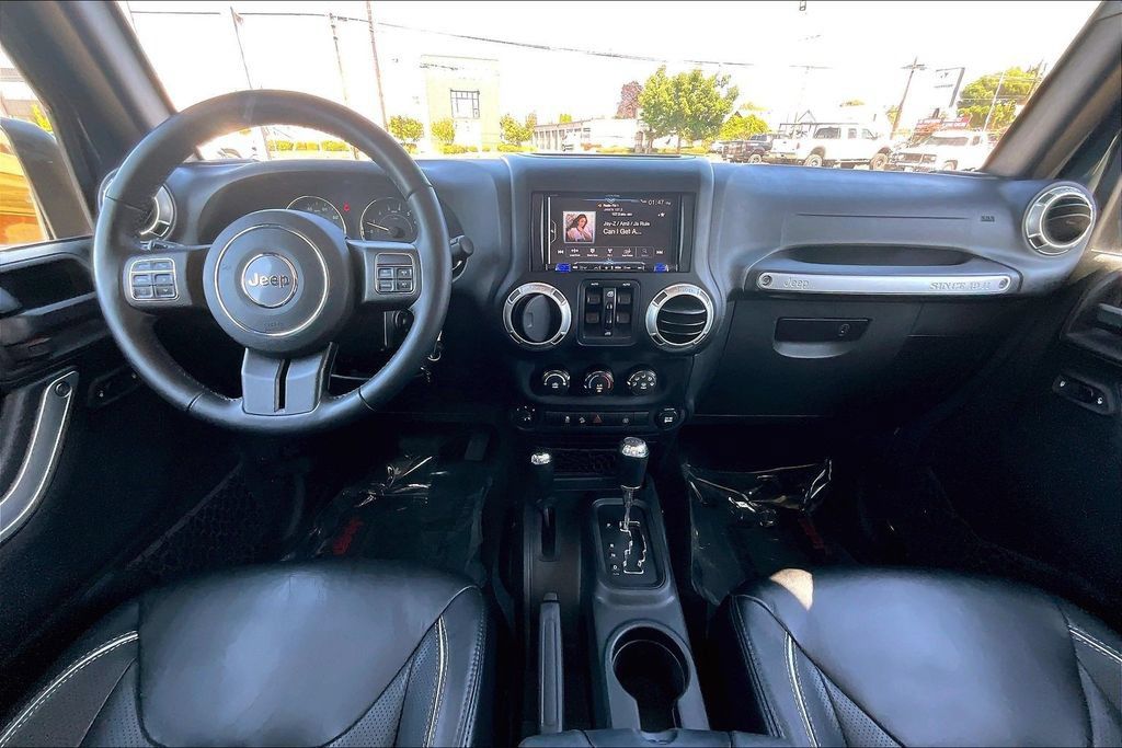 Used 2017 Jeep Wrangler Unlimited Sahara w/ Connectivity Group AWD/4WD image 16