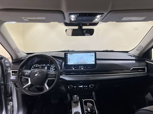 Used 2025 Mitsubishi Outlander AWD image 19