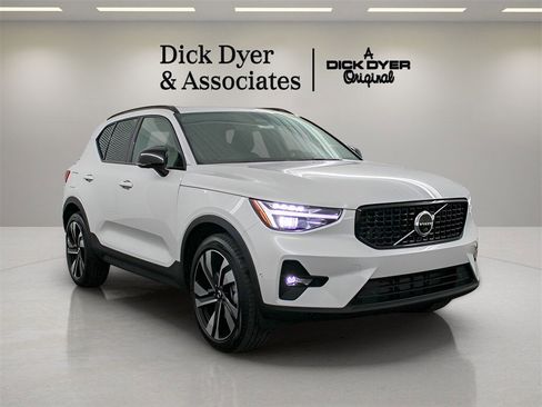 New 2025 Volvo XC40 B5 Plus image 9