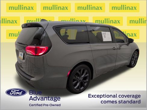 Used 2020 Chrysler Pacifica Touring w/ S Appearance Package FWD image 3